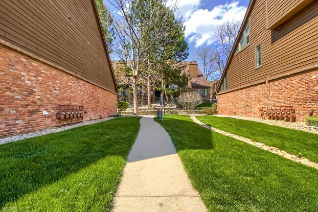 Building Photo - 1 br, 1 bath Condo - 828 South Vance Street F