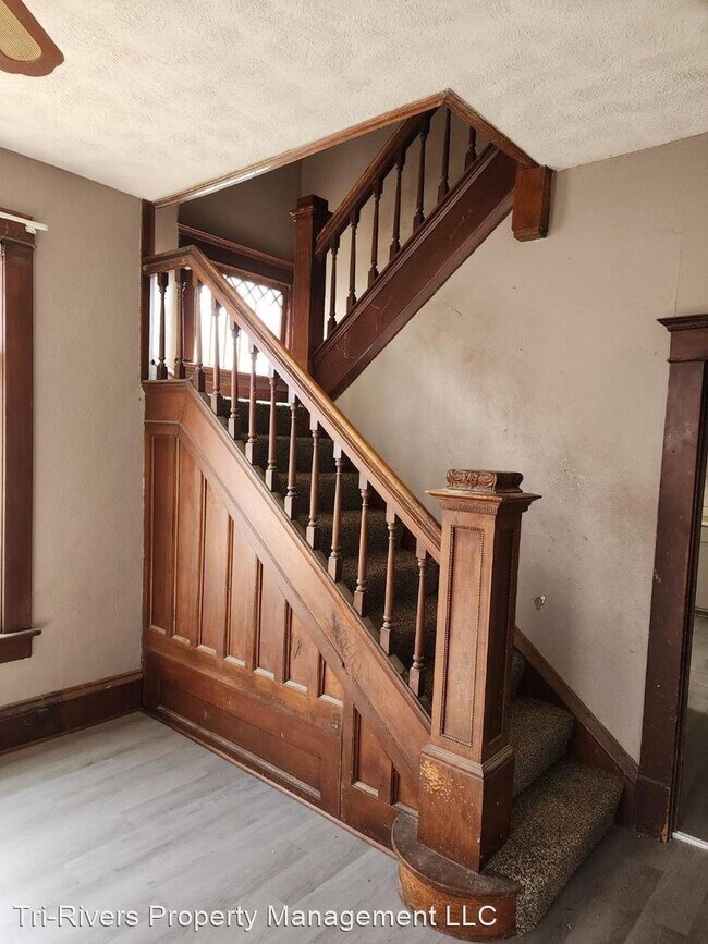 Building Photo - 3 br, 1.5 bath House - 156 S. 10th St.