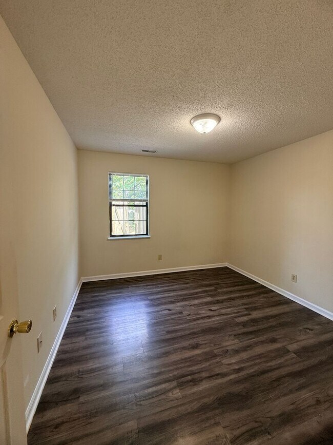 Building Photo - Ivy Court Apartments – 2BR Unit (Coming Soon)