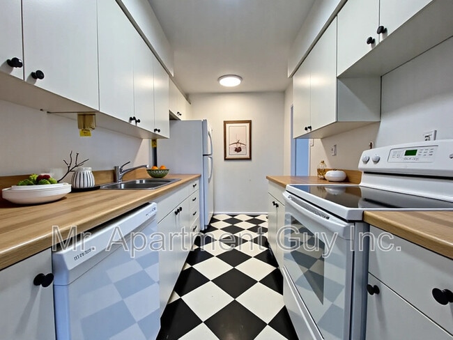 Building Photo - 1964 Main St W