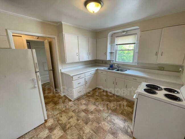 Building Photo - 210 Main St