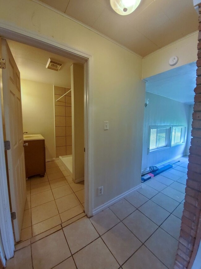 Building Photo - 4 Bedroom 2 bath Home in Shawnee