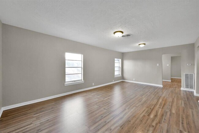 Building Photo - 2517 Avenue of Oaks St