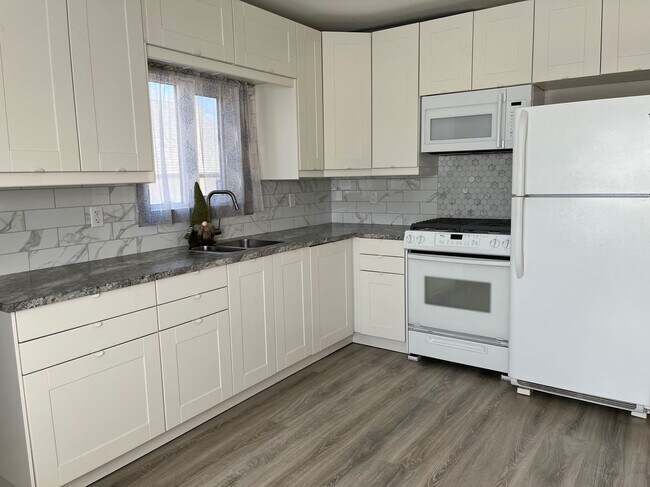 Photo du bâtiment - 5 Bed 2.5 Bath Unit in Red Deer, AB