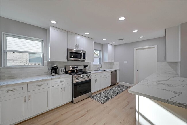 Building Photo - 5522 Caversham Dr