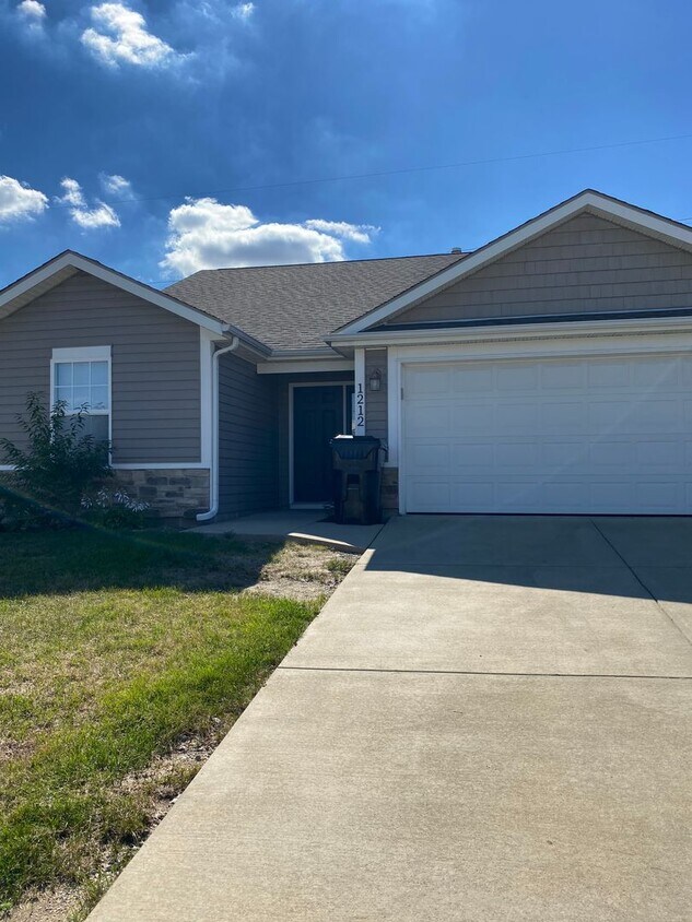 Primary Photo - 3 Bedroom House and Fenced in Yard Availab...