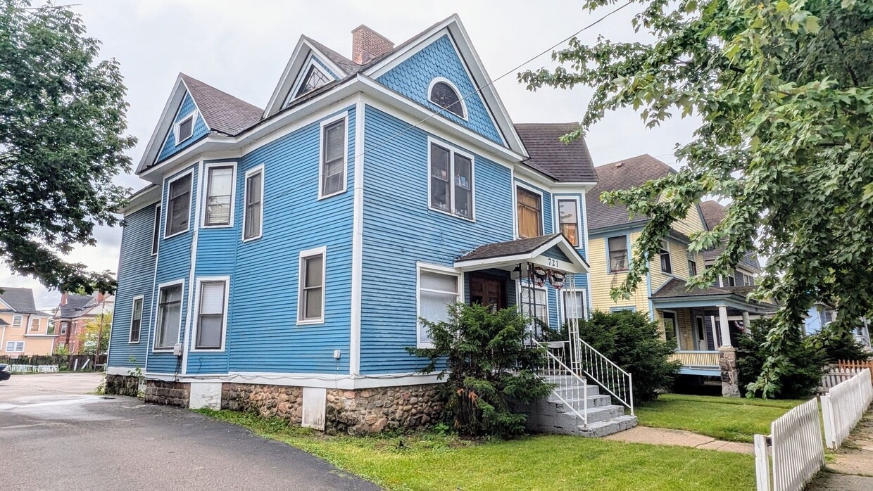 Foto principal - 721 S Rose St