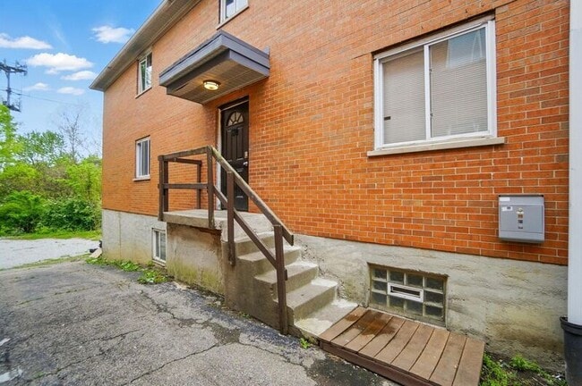 Building Photo - 39 Wuest St