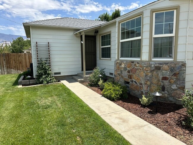 Foto del edificio - Beautifully landscaped home with modern up...