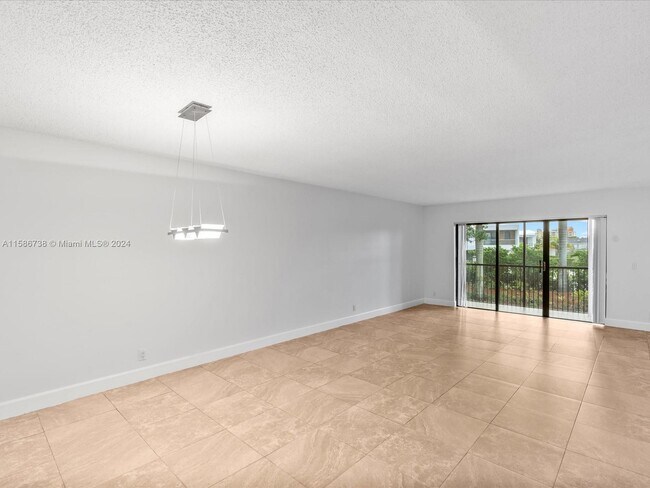 Building Photo - 370 Racquet Club Rd