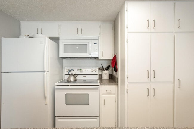 Building Photo - 2205 Spring Creek Dr