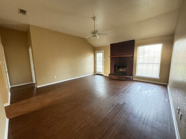 Building Photo - 360 Virtual Tour Available