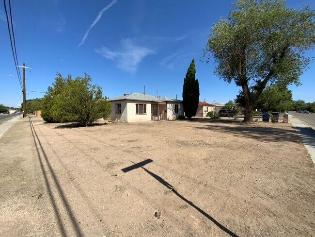 Foto del edificio - 2 Bedroom Single Story Home Available Near...