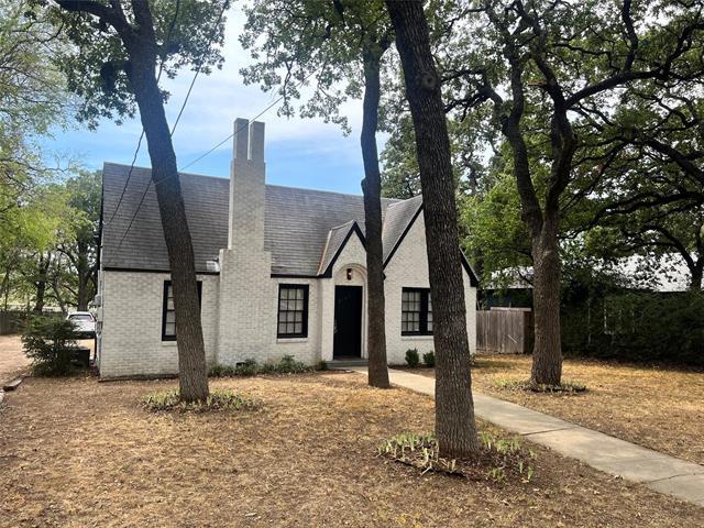Primary Photo - 2107 W Oak St