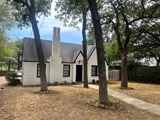 Building Photo - 2107 W Oak St