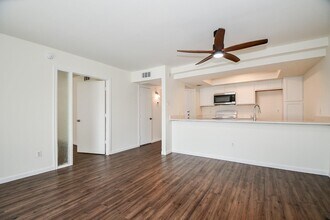 Building Photo - 2824 S Bartell Dr
