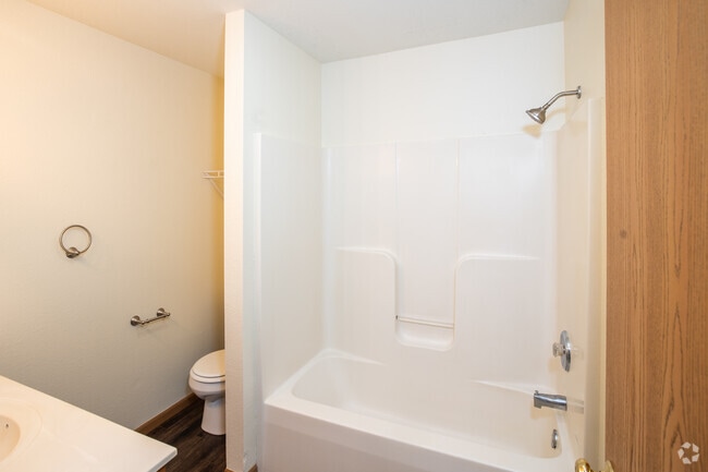 2BR, 1.5BA - 980SF - Bathroom - The Charleston