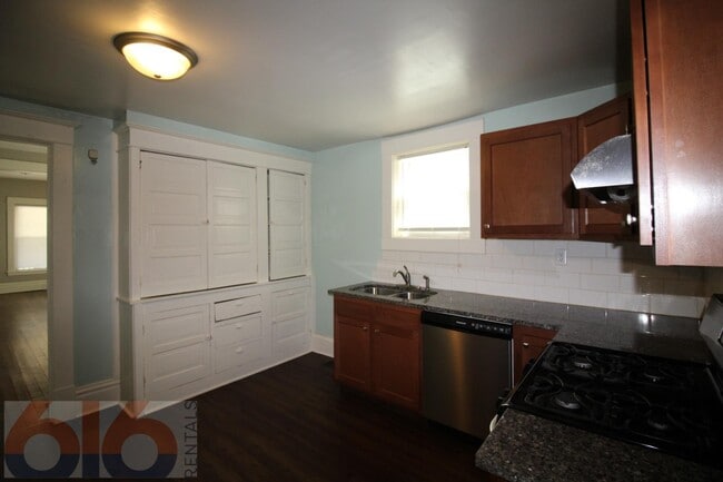 Foto del edificio - 241 Valley Ave NW