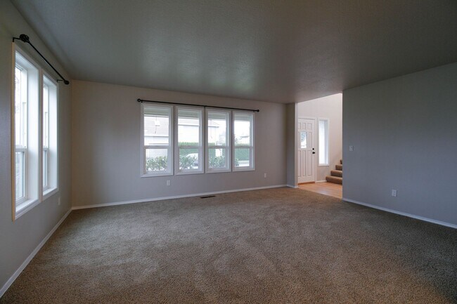 Foto del edificio - Beautiful large Lakeview Estates 5 Bedroom 2.5 Bathroom Home - Columbia River High School