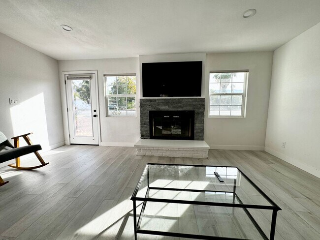 Foto del edificio - AVAILABLE NOW! GORGEOUS 2 BED/ 2 BATH POOL...