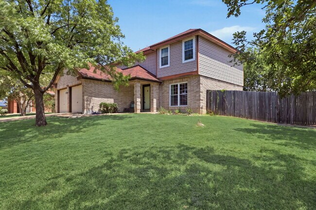 Foto del edificio - Updated home on a corner lot in a gated community!