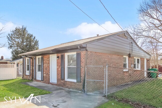 Building Photo - Come view this charming 3BR 1BA brick home