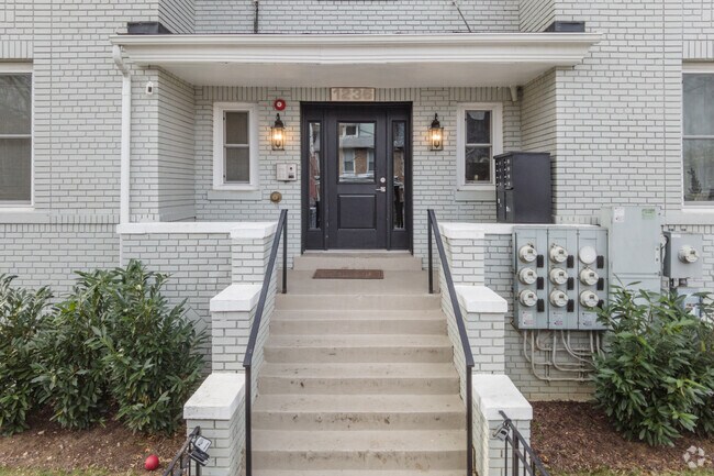 Entrada - 1236 Shepherd St NW