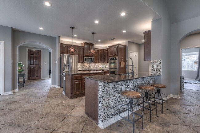 Barra de cocina/zona de desayuno - 323 Arbor Ridge Ln