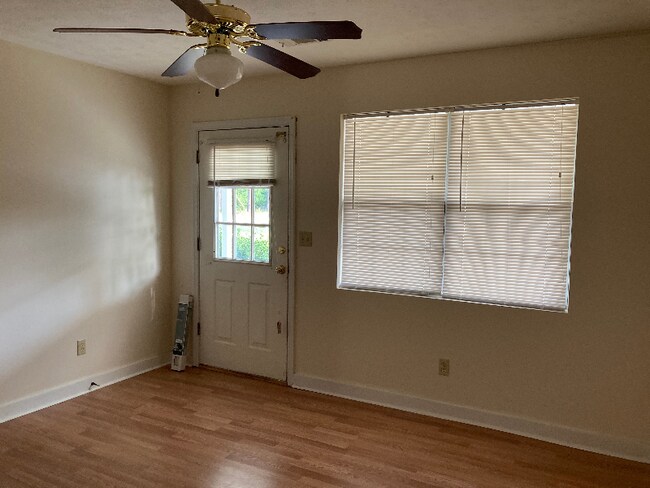 Foto del edificio - 627 Windcrest Dr