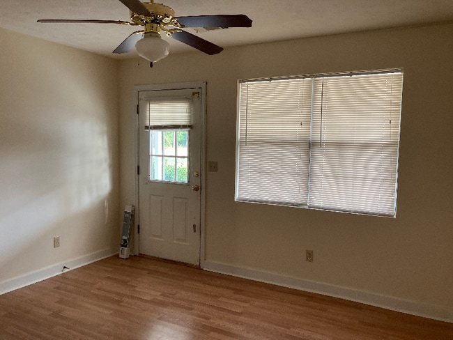 Building Photo - 627 Windcrest Dr