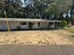 Building Photo - 230-232 NE Azalea Dr