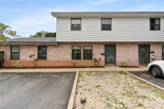 Building Photo - 832 NE 18th Ct