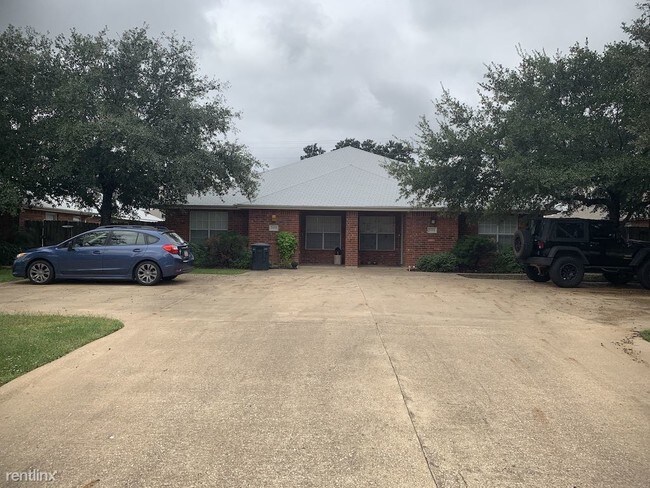 Foto del edificio - 3 br, 2.5 bath Duplex - 2038 Legacy Ln