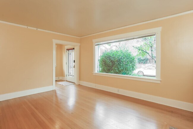 Foto del edificio - Charming 4-bedroom 3 bath Craftsman Home with Basement ADU for Rent