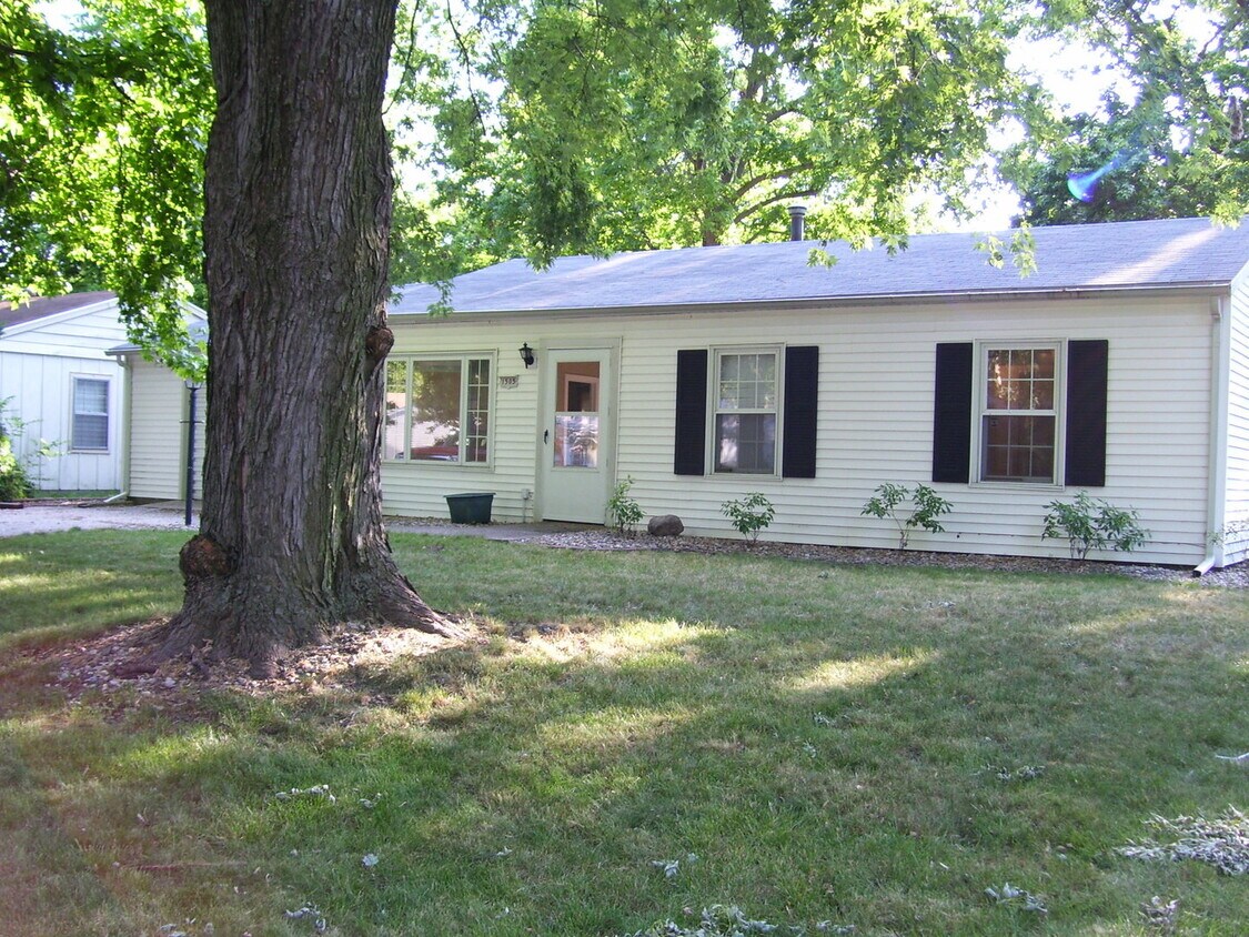 Primary Photo - 3 Bedroom close to Cenntenial HS