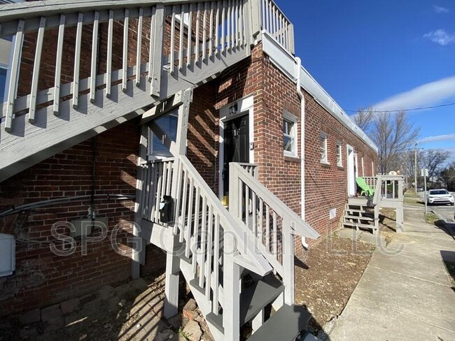 Building Photo - 637 York St
