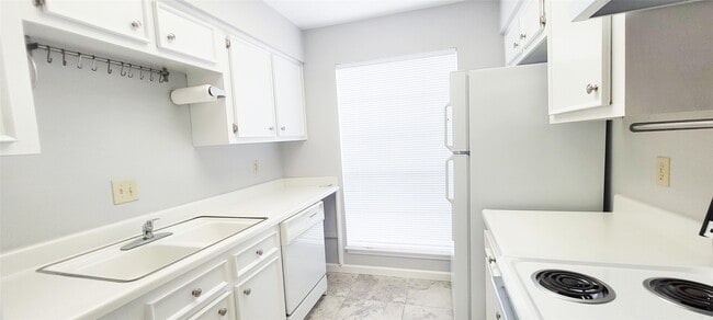 Foto del edificio - 7700 Creekbend Dr