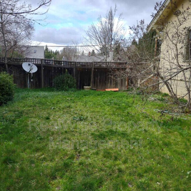 Building Photo - 628 W Madrone St