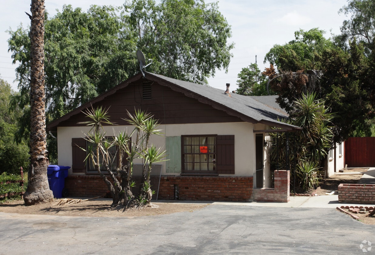 Building Photo - 5206-5212 Olivewood Ave