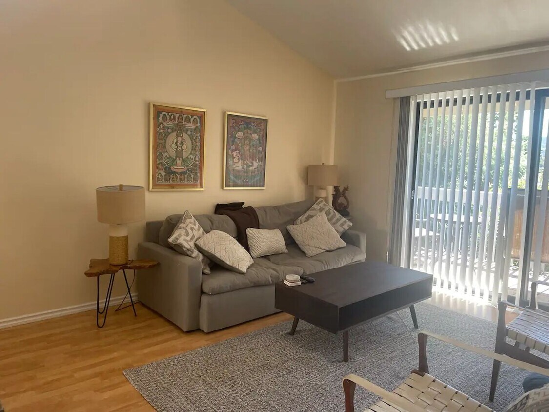 Primary Photo - Luxurious Executive Rental with Stunning V...