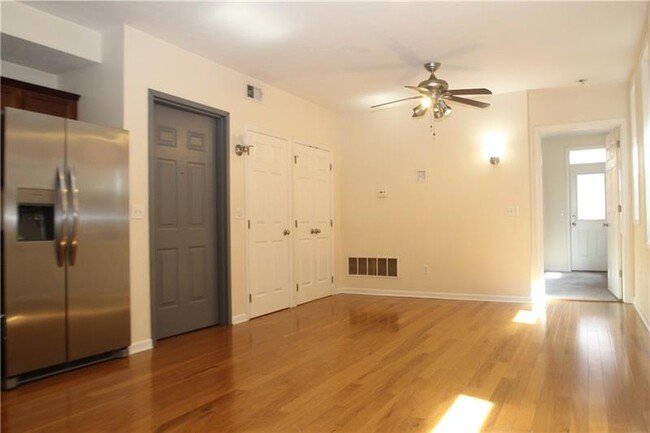 Building Photo - 221 Shiloh St
