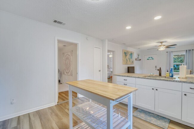 Building Photo - Adorable 3-Bedroom Get Away in Thunderbolt