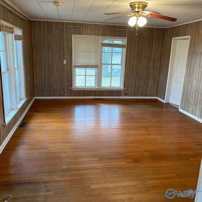 Building Photo - 128 Race Track Rd