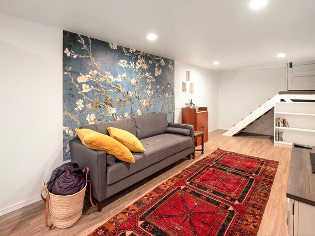 Building Photo - 210 W 32nd St