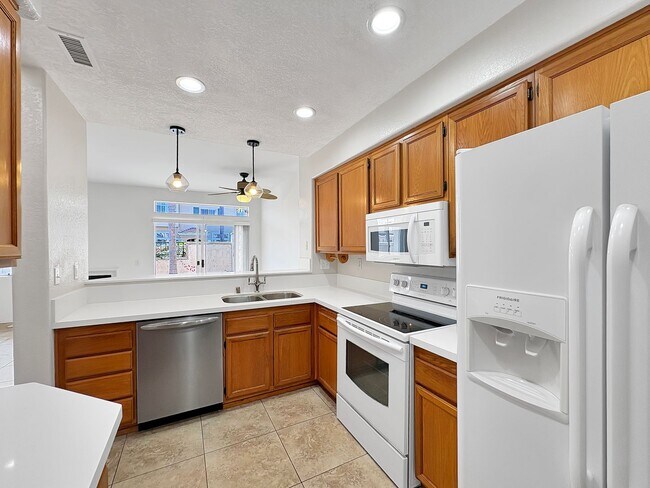 Foto del edificio - Beautiful 2B/2.5BA Two-Story Home with AC,...
