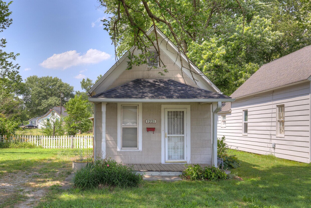 Foto principal - 1221 W 10th St