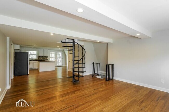 Building Photo - 325 Hickory Dr