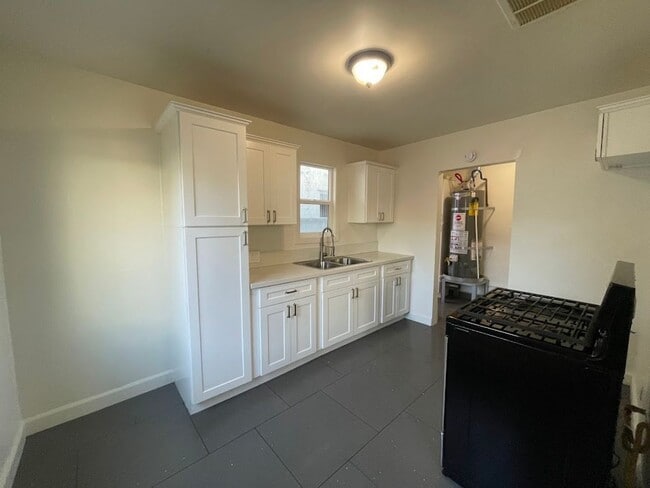 Foto del edificio - YUKON 13717-13719