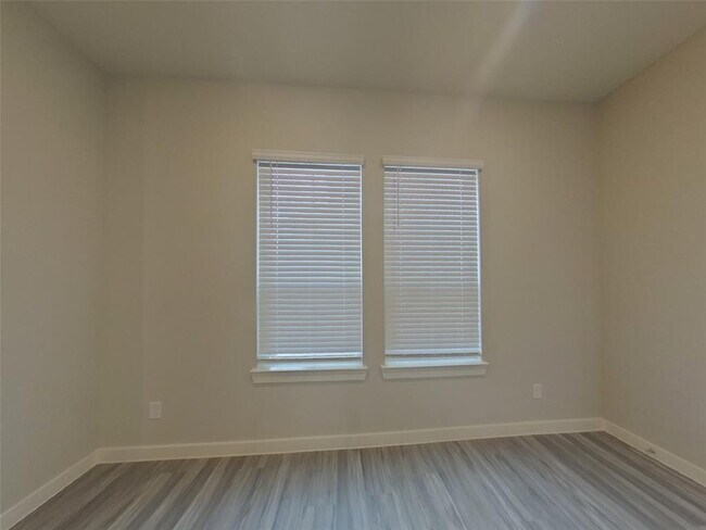 Building Photo - 9835 Willow Creek Commerce Dr