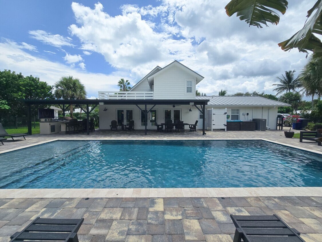 Primary Photo - SEASONAL RENTAL - Luxury by the Beach!